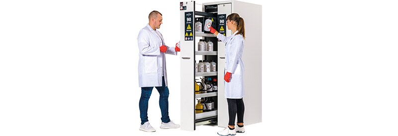 Säker förvaring och effektivt arbete: samlad förvaring i laboratoriet med V-Classic-90 säkerhetsskåp för flera risktyper