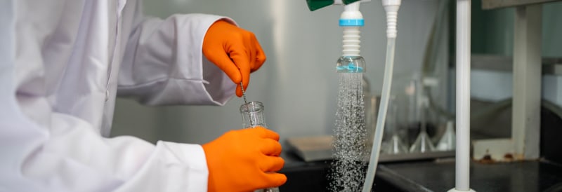 Aceton i laboratoriet: risker, ansvar och rollen för innovativ personlig skyddsutrustning